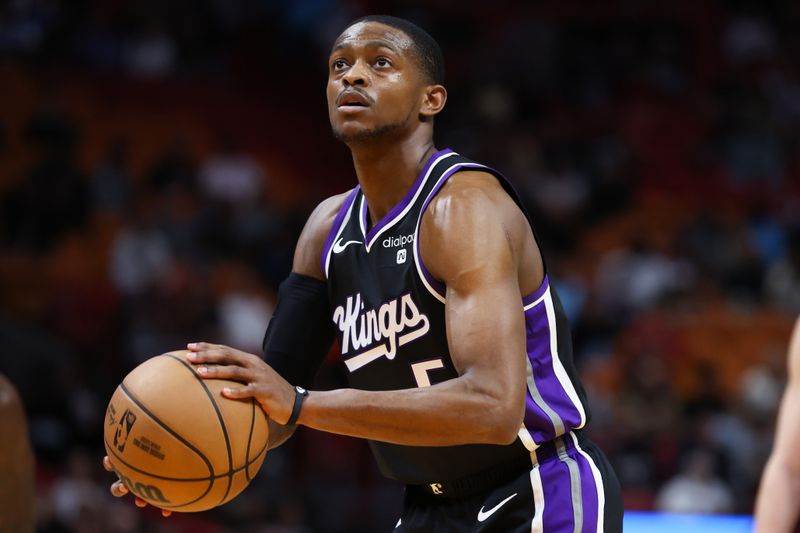 MIAMI, FLORIDA - JANUARY 31: De'Aaron Fox #5 of the Sacramento Kings shoots a free throw against the Miami Heat during the first quarter of the game at Kaseya Center on January 31, 2024 in Miami, Florida. NOTE TO USER: User expressly acknowledges and agrees that, by downloading and or using this photograph, User is consenting to the terms and conditions of the Getty Images License Agreement. (Photo by Megan Briggs/Getty Images)