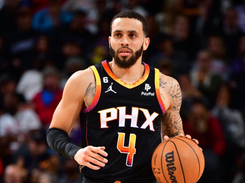 PHOENIX, AZ - JANUARY 6: Duane Washington Jr. #4 of the Phoenix Suns dribbles the ball during the game against the Miami Heat on January 6, 2023 at Footprint Center in Phoenix, Arizona. NOTE TO USER: User expressly acknowledges and agrees that, by downloading and or using this photograph, user is consenting to the terms and conditions of the Getty Images License Agreement. Mandatory Copyright Notice: Copyright 2022 NBAE (Photo by Barry Gossage/NBAE via Getty Images)