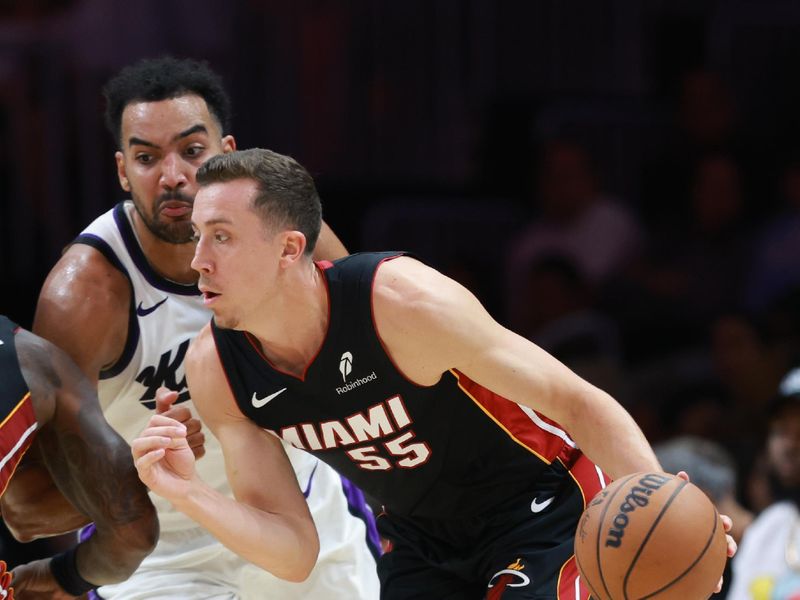 MIAMI, FLORIDA - NOVEMBER 04: Duncan Robinson #55 of the Miami Heat drives against the Sacramento Kings during the first half at Kaseya Center on November 04, 2024 in Miami, Florida. NOTE TO USER: User expressly acknowledges and agrees that, by downloading and or using this Photograph, user is consenting to the terms and conditions of the Getty Images License Agreement. (Photo by Carmen Mandato/Getty Images)