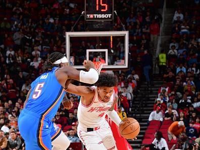 HOUSTON, TX - DECEMBER 6:   Jalen Green #4 of the Houston Rockets drives to the basket during the game against the Oklahoma City Thunder on December 6, 2023 at the Toyota Center in Houston, Texas. NOTE TO USER: User expressly acknowledges and agrees that, by downloading and or using this photograph, User is consenting to the terms and conditions of the Getty Images License Agreement. Mandatory Copyright Notice: Copyright 2023 NBAE (Photo by Michael Gonzales/NBAE via Getty Images)