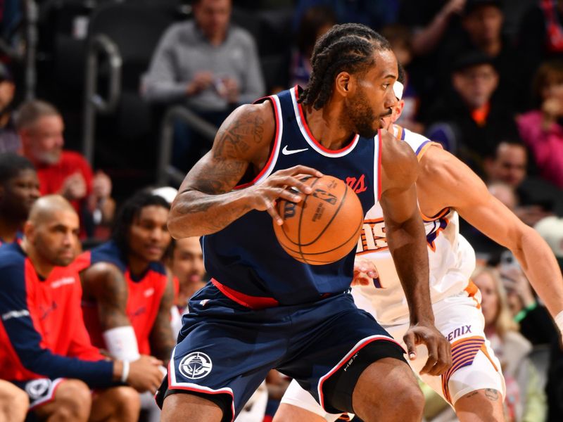 PHOENIX, AZ - JANUARY 27:  Kawhi Leonard #2 of the LA Clippers dribbles the ball during the game against the Phoenix Suns on January 27, 2025 at Footprint Center in Phoenix, Arizona. NOTE TO USER: User expressly acknowledges and agrees that, by downloading and or using this photograph, user is consenting to the terms and conditions of the Getty Images License Agreement. Mandatory Copyright Notice: Copyright 2025 NBAE (Photo by Barry Gossage/NBAE via Getty Images)