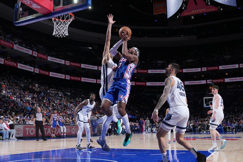 PHILADELPHIA, PA - MARCH 6:  Kyle Lowry #7 of the Philadelphia 76ers drives to the basket during the game against the Memphis Grizzlies on March 6, 2024 at the Wells Fargo Center in Philadelphia, Pennsylvania NOTE TO USER: User expressly acknowledges and agrees that, by downloading and/or using this Photograph, user is consenting to the terms and conditions of the Getty Images License Agreement. Mandatory Copyright Notice: Copyright 2024 NBAE (Photo by Jesse D. Garrabrant/NBAE via Getty Images)