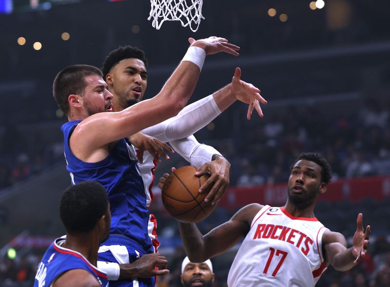 LOS ANGELES, CALIFORNIA - OCTOBER 31: Kenyon Martin Jr. #6 of the Houston Rockets and Ivica Zubac #40 of the LA Clippers go for a rebound in front of Tari Eason #17 during the first half at Crypto.com Arena on October 31, 2022 in Los Angeles, California. NOTE TO USER: User expressly acknowledges and agrees that, by downloading and/or using this Photograph, user is consenting to the terms and conditions of the Getty Images License Agreement. Mandatory Copyright Notice: Copyright 2022 NBAE (Photo by Harry How/Getty Images)