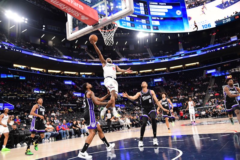 INGLEWOOD, CA - OCTOBER 17: Elijah Harkless #15 of the LA Clippers drives to the basket during the game against the Sacramento Kings during a NBA Preseason game on October 17, 2024 at Intuit Dome in Los Angeles, California. NOTE TO USER: User expressly acknowledges and agrees that, by downloading and/or using this Photograph, user is consenting to the terms and conditions of the Getty Images License Agreement. Mandatory Copyright Notice: Copyright 2024 NBAE (Photo by Adam Pantozzi/NBAE via Getty Images)