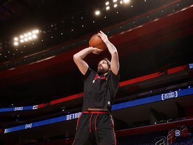 DETROIT, MI - DECEMBER 30: Joe Harris #31 of the Detroit Pistons warms up before the game against the Toronto Raptors on December 30, 2023 at Little Caesars Arena in Detroit, Michigan. NOTE TO USER: User expressly acknowledges and agrees that, by downloading and/or using this photograph, User is consenting to the terms and conditions of the Getty Images License Agreement. Mandatory Copyright Notice: Copyright 2023 NBAE (Photo by Brian Sevald/NBAE via Getty Images)