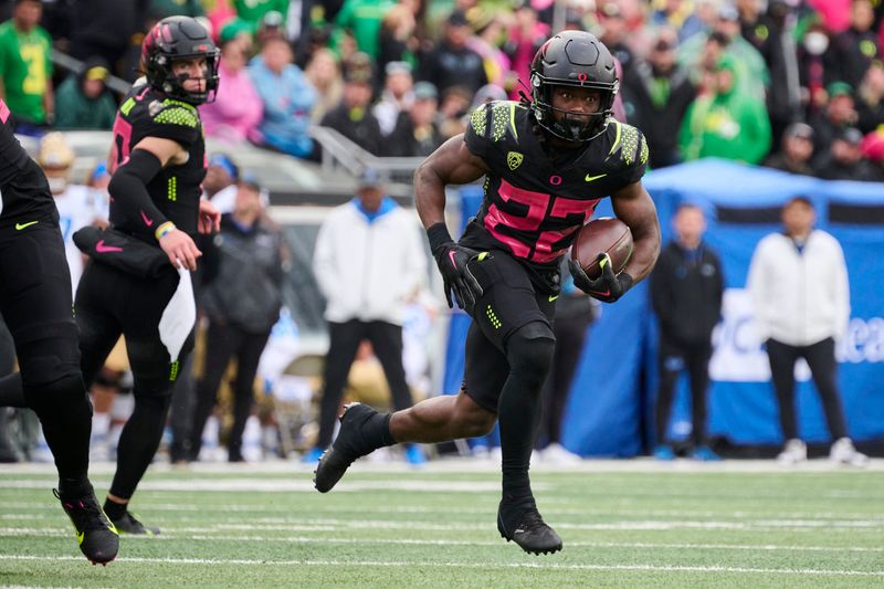 Oct 22, 2022; Eugene, Oregon, USA; Oregon Ducks running back Noah Whittington (22) carries the ball during the second half against the UCLA Bruins at Autzen Stadium. The Ducks won the game 45-30. Mandatory Credit: Troy Wayrynen-USA TODAY Sports