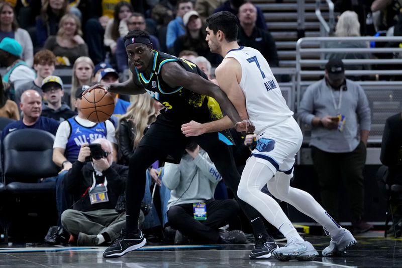 INDIANAPOLIS, INDIANA - JANUARY 28: Pascal Siakam #43 of the Indiana Pacers dribbles the ball while being guarded by Santi Aldama #7 of the Memphis Grizzlies in the third quarter at Gainbridge Fieldhouse on January 28, 2024 in Indianapolis, Indiana. NOTE TO USER: User expressly acknowledges and agrees that, by downloading and or using this photograph, User is consenting to the terms and conditions of the Getty Images License Agreement. (Photo by Dylan Buell/Getty Images)