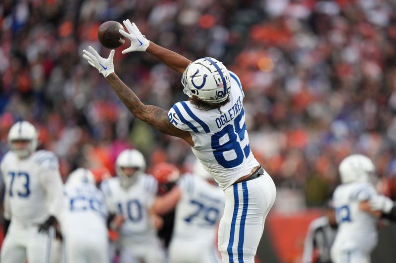 Indianapolis Colts tight end Drew Ogletree (85) tries to make the catch but can't hang on tot he ball during an NFL football game against the Cincinnati Bengals, Sunday, Dec. 10, 2023, in Cincinnati, OH. (AP Photo/Peter Joneleit)