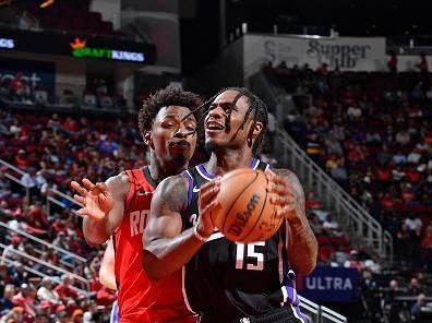 HOUSTON, TX - NOVEMBER 6: Davion Mitchell #15 of the Sacramento Kings drives to the basket during the game against the Houston Rockets on November 6, 2023 at the Toyota Center in Houston, Texas. NOTE TO USER: User expressly acknowledges and agrees that, by downloading and or using this photograph, User is consenting to the terms and conditions of the Getty Images License Agreement. Mandatory Copyright Notice: Copyright 2023 NBAE (Photo by Logan Riely/NBAE via Getty Images)