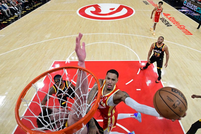 ATLANTA, GA - FEBRUARY 2: Dejounte Murray #5 of the Atlanta Hawks drives to the basket during the game against the Phoenix Suns on February 2, 2024 at State Farm Arena in Atlanta, Georgia.  NOTE TO USER: User expressly acknowledges and agrees that, by downloading and/or using this Photograph, user is consenting to the terms and conditions of the Getty Images License Agreement. Mandatory Copyright Notice: Copyright 2024 NBAE (Photo by Adam Hagy/NBAE via Getty Images