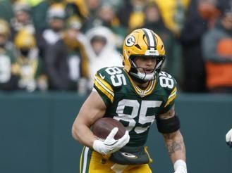 Green Bay Packers tight end Tucker Kraft (85) runs after a catch during an NFL football game against the Chicago Bears Sunday, Jan. 5, 2025, in Green Bay, Wis. (AP Photo/Jeffrey Phelps