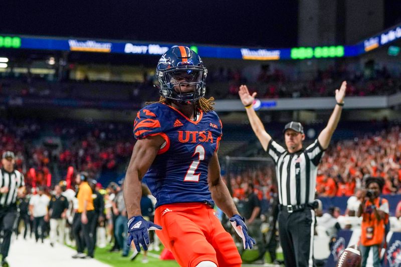 UTSA Roadrunners Set to Clash with South Florida Bulls at Alamodome in Football Showdown