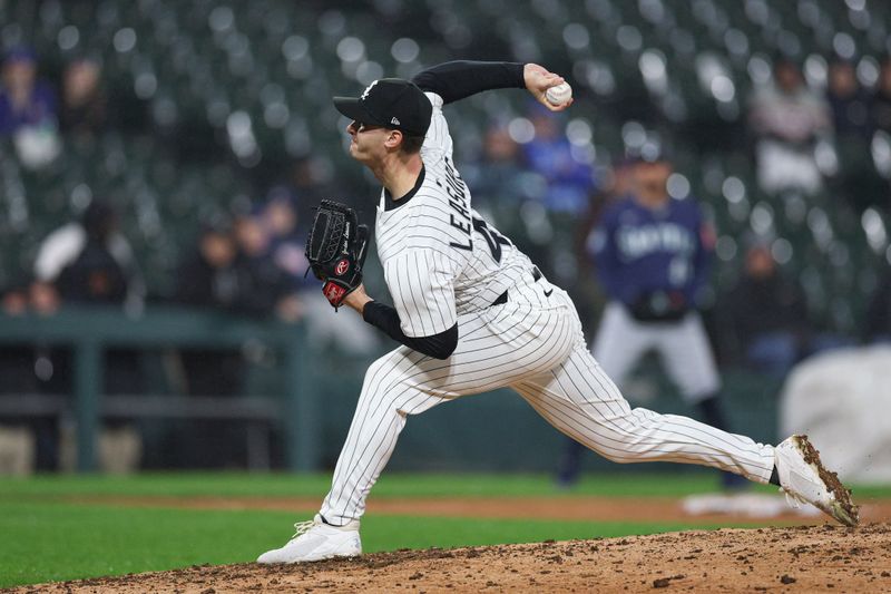 May 20, 2025; Chicago, Illinois, USA; Chicago White Sox relief pitcher Jordan Leasure (49) delivers a pitch against the Seattle Mariners during the ninth inning at Rate Field. Mandatory Credit: Kamil Krzaczynski-Imagn Images
