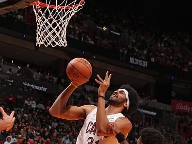 MIAMI, FL - DECEMBER 8: Jarrett Allen #31 of the Cleveland Cavaliers drives to the basket during the game against the Miami Heat on December 8, 2023 at Kaseya Center in Miami, Florida. NOTE TO USER: User expressly acknowledges and agrees that, by downloading and or using this Photograph, user is consenting to the terms and conditions of the Getty Images License Agreement. Mandatory Copyright Notice: Copyright 2023 NBAE (Photo by Issac Baldizon/NBAE via Getty Images)