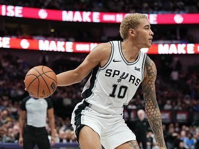 DALLAS, TX - DECEMBER 23: Jeremy Sochan #10 of the San Antonio Spurs handles the ball during the game against the Dallas Mavericks on December 23, 2023 at the American Airlines Center in Dallas, Texas. NOTE TO USER: User expressly acknowledges and agrees that, by downloading and or using this photograph, User is consenting to the terms and conditions of the Getty Images License Agreement. Mandatory Copyright Notice: Copyright 2023 NBAE (Photo by Glenn James/NBAE via Getty Images)