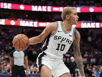 DALLAS, TX - DECEMBER 23: Jeremy Sochan #10 of the San Antonio Spurs handles the ball during the game against the Dallas Mavericks on December 23, 2023 at the American Airlines Center in Dallas, Texas. NOTE TO USER: User expressly acknowledges and agrees that, by downloading and or using this photograph, User is consenting to the terms and conditions of the Getty Images License Agreement. Mandatory Copyright Notice: Copyright 2023 NBAE (Photo by Glenn James/NBAE via Getty Images)