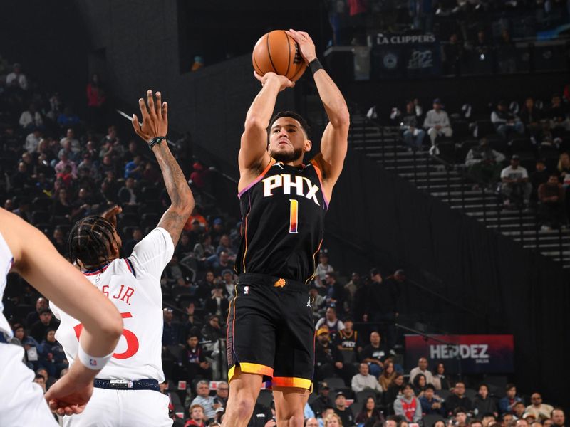 INGLEWOOD, CA - OCTOBER 31: Devin Booker #1 of the Phoenix Suns shoots the ball during the game against the LA Clippers on October 31, 2024 at Intuit Dome in Los Angeles, California. NOTE TO USER: User expressly acknowledges and agrees that, by downloading and/or using this Photograph, user is consenting to the terms and conditions of the Getty Images License Agreement. Mandatory Copyright Notice: Copyright 2024 NBAE (Photo by Juan Ocampo/NBAE via Getty Images)