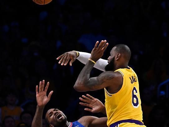 Los Angeles, CA - October 20:  Kawhi Leonard #2 of the LA Clippers is fouled by LeBron James #6 of the Los Angeles Lakers in the second half of a NBA basketball game at the Crypto.com Arena in Los Angeles on Thursday, October 20, 2022. (Photo by Keith Birmingham/MediaNews Group/Pasadena Star-News via Getty Images)