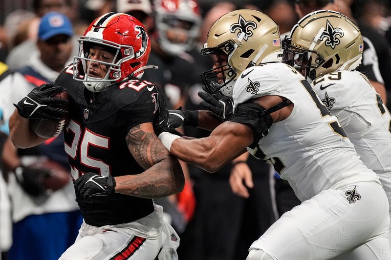 Atlanta Falcons running back Tyler Allgeier (25) runs against the New Orleans Saints during the second half of an NFL football game, Sunday, Sept. 29, 2024, in Atlanta. (AP Photo/John Bazemore)