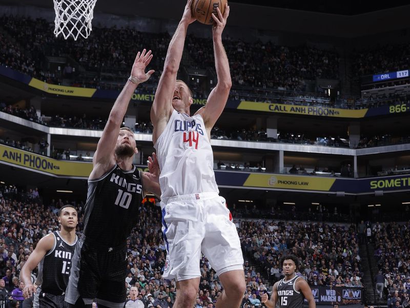 SACRAMENTO, CA - MARCH 3: Mason Plumlee #44 of the LA Clippers drives to the basket during the game against the Sacramento Kings on March 3, 2023 at Golden 1 Center in Sacramento, California. NOTE TO USER: User expressly acknowledges and agrees that, by downloading and or using this Photograph, user is consenting to the terms and conditions of the Getty Images License Agreement. Mandatory Copyright Notice: Copyright 2023 NBAE (Photo by Rocky Widner/NBAE via Getty Images)