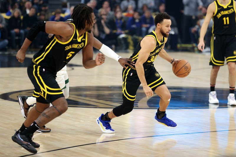 SAN FRANCISCO, CALIFORNIA - DECEMBER 19: Stephen Curry #30 of the Golden State Warriors dribbles the ball towards the basket against the Boston Celtics in the first half at Chase Center on December 19, 2023 in San Francisco, California. NOTE TO USER: User expressly acknowledges and agrees that, by downloading and or using this photograph, User is consenting to the terms and conditions of the Getty Images License Agreement.  (Photo by Ezra Shaw/Getty Images)