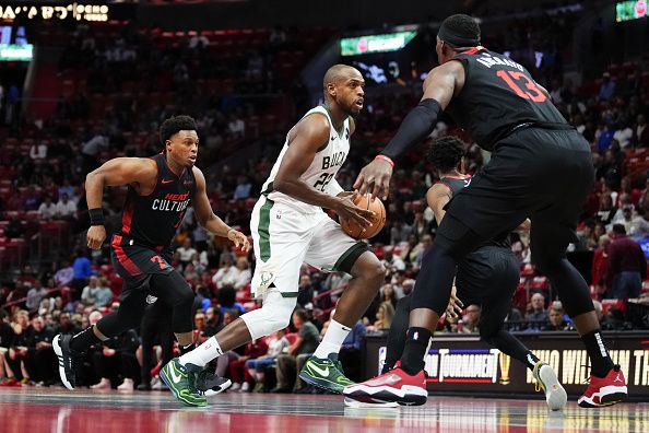 MIAMI, FLORIDA - NOVEMBER 28: Khris Middleton #22 of the Milwaukee Bucks drives to the basket against the Miami Heat in the first quarter during the NBA In-season Tournament game at Kaseya Center on November 28, 2023 in Miami, Florida. NOTE TO USER: User Expressly acknowledges and agrees that, by downloading and or using this photograh, User is consenting to the terms and conditions of the Getty Images License Agreement. (Photo by Rich Storry/Getty Images)