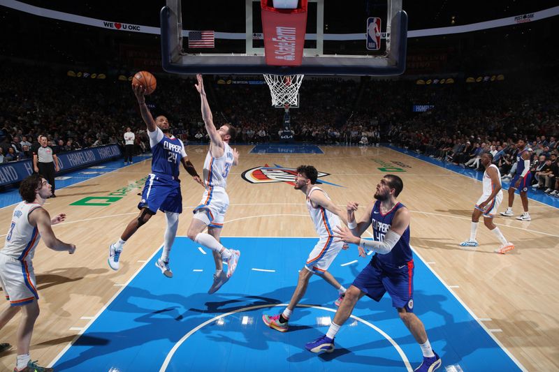 OKLAHOMA CITY, OK - FEBRUARY 22:  Norman Powell #24 of the LA Clippers handles the ball during the game against the Oklahoma City Thunder on February 22SF, 2024 at Paycom Arena in Oklahoma City, Oklahoma. NOTE TO USER: User expressly acknowledges and agrees that, by downloading and or using this photograph, User is consenting to the terms and conditions of the Getty Images License Agreement. Mandatory Copyright Notice: Copyright 2024 NBAE (Photo by Zach Beeker/NBAE via Getty Images)