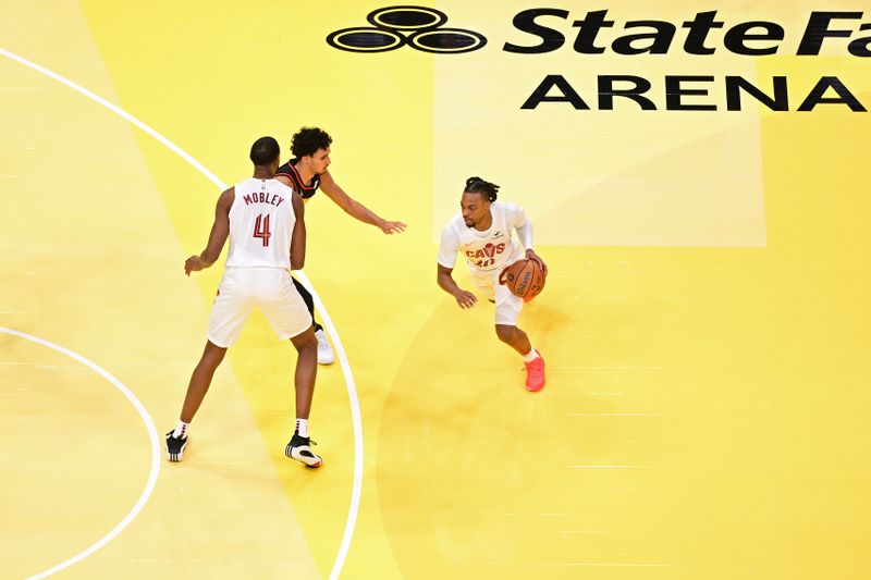 ATLANTA, GA - NOVEMBER 29: Darius Garland #10 of the Cleveland Cavaliers handles the ball during the game against the Atlanta Hawks during the Emirates NBA Cup game on November 29, 2024 at State Farm Arena in Atlanta, Georgia.  NOTE TO USER: User expressly acknowledges and agrees that, by downloading and/or using this Photograph, user is consenting to the terms and conditions of the Getty Images License Agreement. Mandatory Copyright Notice: Copyright 2024 NBAE (Photo by Adam Hagy/NBAE via Getty Images)