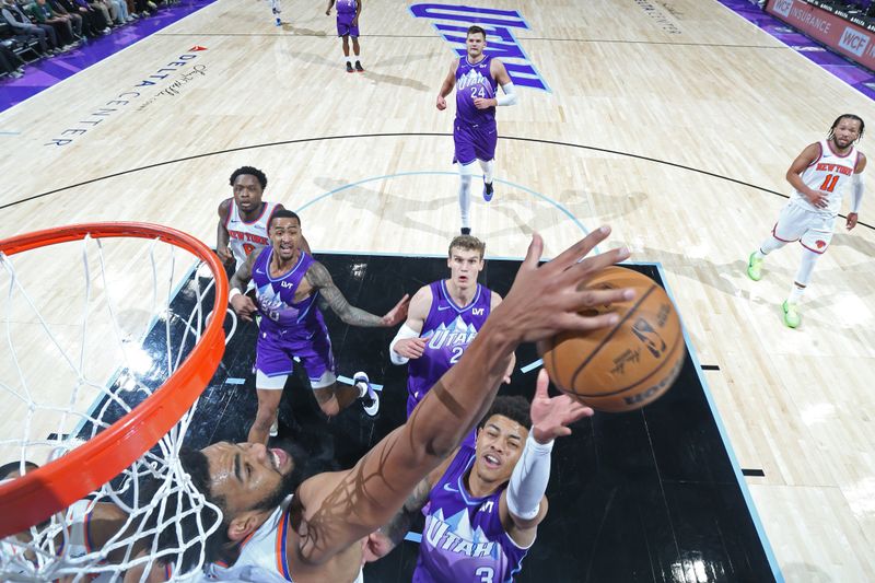 SALT LAKE CITY, UT - NOVEMBER 23: Karl-Anthony Towns #32 of the New York Knicks block during the game against the Utah Jazz on November 23, 2024 at Delta Center in Salt Lake City, Utah. NOTE TO USER: User expressly acknowledges and agrees that, by downloading and or using this Photograph, User is consenting to the terms and conditions of the Getty Images License Agreement. Mandatory Copyright Notice: Copyright 2024 NBAE (Photo by Melissa Majchrzak/NBAE via Getty Images)