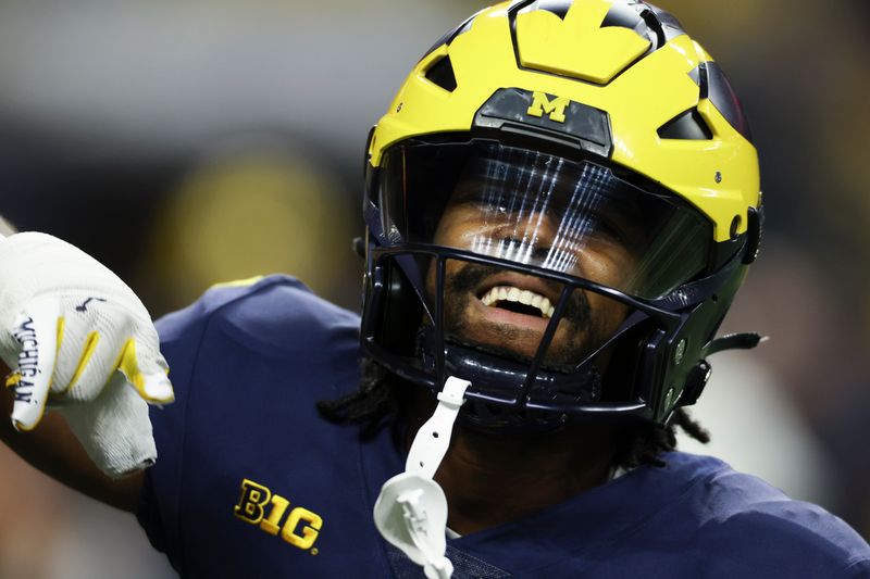 Dec 3, 2022; Indianapolis, Indiana, USA;  Michigan Wolverines running back Donovan Edwards (7) before the start of the Big Ten Championship against the Purdue Boilermakers at Lucas Oil Stadium. Mandatory Credit: Trevor Ruszkowski-USA TODAY Sports