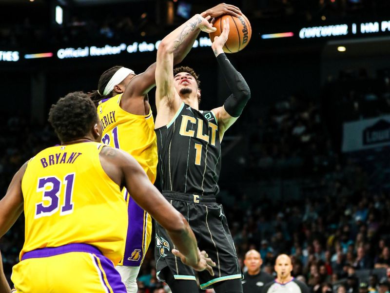 CHARLOTTE, NC - JANUARY 2: Patrick Beverley #21 of the Los Angeles Lakers blocks the shot of LaMelo Ball #1 of the Charlotte Hornets on January 2, 2023 at Spectrum Center in Charlotte, North Carolina. NOTE TO USER: User expressly acknowledges and agrees that, by downloading and or using this photograph, User is consenting to the terms and conditions of the Getty Images License Agreement. Mandatory Copyright Notice: Copyright 2023 NBAE (Photo by Brock Williams-Smith/NBAE via Getty Images)