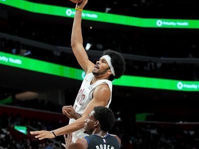 DETROIT, MICHIGAN - DECEMBER 02: Jarrett Allen #31 of the Cleveland Cavaliers shoots the ball against Jalen Duren #0 of the Detroit Pistons during the second quarter at Little Caesars Arena on December 02, 2023 in Detroit, Michigan. NOTE TO USER: User expressly acknowledges and agrees that, by downloading and or using this photograph, User is consenting to the terms and conditions of the Getty Images License Agreement. (Photo by Nic Antaya/Getty Images)