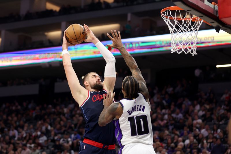 SACRAMENTO, CALIFORNIA - NOVEMBER 08:  Ivica Zubac #40 of the LA Clippers dunks the ball on DeMar DeRozan #10 of the Sacramento Kings in the first half at Golden 1 Center on November 08, 2024 in Sacramento, California. NOTE TO USER: User expressly acknowledges and agrees that, by downloading and/or using this photograph, user is consenting to the terms and conditions of the Getty Images License Agreement.  (Photo by Ezra Shaw/Getty Images)