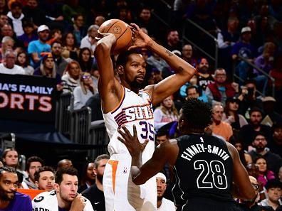 PHOENIX, AZ - DECEMBER 13: Kevin Durant #35 of the Phoenix Suns looks to pass the ball during the game against the Brooklyn Nets on December 13, 2023 at Footprint Center in Phoenix, Arizona. NOTE TO USER: User expressly acknowledges and agrees that, by downloading and or using this photograph, user is consenting to the terms and conditions of the Getty Images License Agreement. Mandatory Copyright Notice: Copyright 2023 NBAE (Photo by Barry Gossage/NBAE via Getty Images)