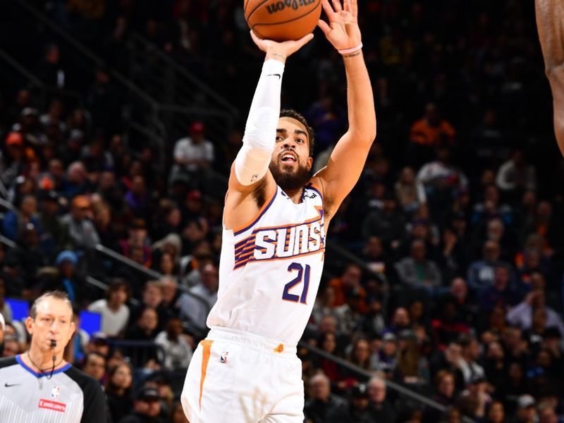 PHOENIX, AZ - JANUARY 27: Tyus Jones #21 of the Phoenix Suns shoots a three point basket during the game against the LA Clippers on January 27, 2025 at Footprint Center in Phoenix, Arizona. NOTE TO USER: User expressly acknowledges and agrees that, by downloading and or using this photograph, user is consenting to the terms and conditions of the Getty Images License Agreement. Mandatory Copyright Notice: Copyright 2025 NBAE (Photo by Barry Gossage/NBAE via Getty Images)