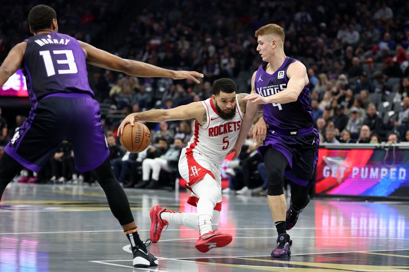 SACRAMENTO, CALIFORNIA - DECEMBER 03: Fred VanVleet #5 of the Houston Rockets is guarded by Kevin Huerter #9 of the Sacramento Kings in the first half at Golden 1 Center on December 03, 2024 in Sacramento, California. NOTE TO USER: User expressly acknowledges and agrees that, by downloading and/or using this photograph, user is consenting to the terms and conditions of the Getty Images License Agreement.   (Photo by Ezra Shaw/Getty Images)