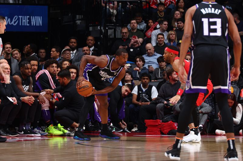 TORONTO, CANADA - MARCH 20: Harrison Barnes #40 of the Sacramento Kings handles the ball during the game against the Toronto Raptors on March 20, 2024 at the Scotiabank Arena in Toronto, Ontario, Canada.  NOTE TO USER: User expressly acknowledges and agrees that, by downloading and or using this Photograph, user is consenting to the terms and conditions of the Getty Images License Agreement.  Mandatory Copyright Notice: Copyright 2024 NBAE (Photo by Vaughn Ridley/NBAE via Getty Images)