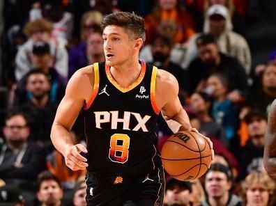 PHOENIX, AZ - DECEMBER 15:  Grayson Allen #8 of the Phoenix Suns handles the ball during the game against the New York Knicks on December 15, 2023 at Footprint Center in Phoenix, Arizona. NOTE TO USER: User expressly acknowledges and agrees that, by downloading and or using this photograph, user is consenting to the terms and conditions of the Getty Images License Agreement. Mandatory Copyright Notice: Copyright 2023 NBAE (Photo by Barry Gossage/NBAE via Getty Images)