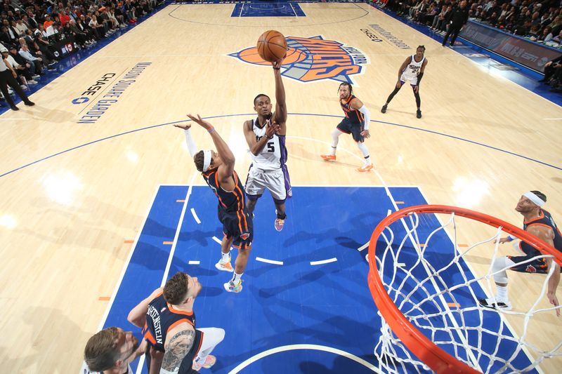 NEW YORK, NY - APRIL 4: De'Aaron Fox #5 of the Sacramento Kings drives to the basket during the game against the New York Knicks on April 4, 2024 at Madison Square Garden in New York City, New York.  NOTE TO USER: User expressly acknowledges and agrees that, by downloading and or using this photograph, User is consenting to the terms and conditions of the Getty Images License Agreement. Mandatory Copyright Notice: Copyright 2024 NBAE  (Photo by Nathaniel S. Butler/NBAE via Getty Images)