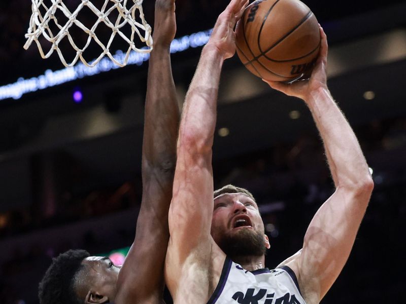 MIAMI, FLORIDA - NOVEMBER 04: Domantas Sabonis #11 of the Sacramento Kings drives to the net against Thomas Bryant #31 of the Miami Heat during the first half at Kaseya Center on November 04, 2024 in Miami, Florida. NOTE TO USER: User expressly acknowledges and agrees that, by downloading and or using this Photograph, user is consenting to the terms and conditions of the Getty Images License Agreement. (Photo by Carmen Mandato/Getty Images)