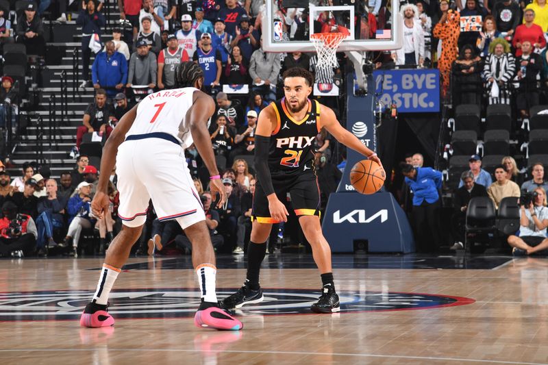 INGLEWOOD, CA - OCTOBER 31: Tyus Jones #21 of the Phoenix Suns dribbles the ball during the game against the LA Clippers on October 31, 2024 at Intuit Dome in Los Angeles, California. NOTE TO USER: User expressly acknowledges and agrees that, by downloading and/or using this Photograph, user is consenting to the terms and conditions of the Getty Images License Agreement. Mandatory Copyright Notice: Copyright 2024 NBAE (Photo by Juan Ocampo/NBAE via Getty Images)