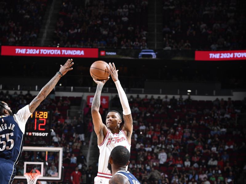 HOUSTON, TX - MARCH 31: Jabari Smith Jr. #10 of the Houston Rockets shoots the ball during the game against the Dallas Mavericks on March 31, 2024 at the Toyota Center in Houston, Texas. NOTE TO USER: User expressly acknowledges and agrees that, by downloading and or using this photograph, User is consenting to the terms and conditions of the Getty Images License Agreement. Mandatory Copyright Notice: Copyright 2024 NBAE (Photo by Logan Riely/NBAE via Getty Images)