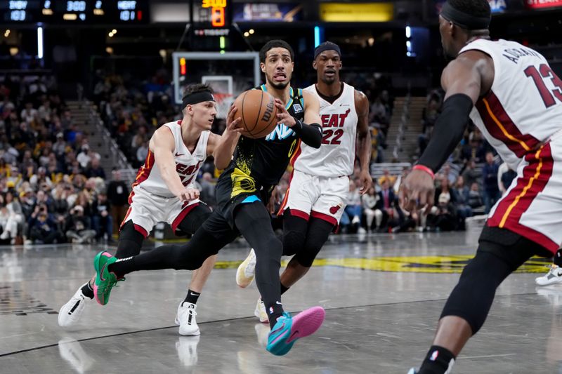 INDIANAPOLIS, INDIANA - APRIL 07: Tyrese Haliburton #0 of the Indiana Pacers dribbles the ball while being guarded by Tyler Herro #14 of the Miami Heat in the fourth quarter at Gainbridge Fieldhouse on April 07, 2024 in Indianapolis, Indiana. NOTE TO USER: User expressly acknowledges and agrees that, by downloading and or using this photograph, User is consenting to the terms and conditions of the Getty Images License Agreement. (Photo by Dylan Buell/Getty Images)