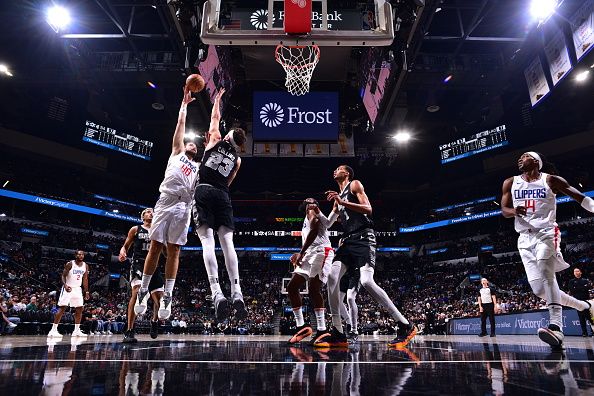 SAN ANTONIO, TX - NOVEMBER 22: Ivica Zubac #40 of the LA Clippers drives to the basket during the game against the San Antonio Spurs on November 22, 2023 at the Frost Bank Center in San Antonio, Texas. NOTE TO USER: User expressly acknowledges and agrees that, by downloading and or using this photograph, user is consenting to the terms and conditions of the Getty Images License Agreement. Mandatory Copyright Notice: Copyright 2023 NBAE (Photos by Michael Gonzales/NBAE via Getty Images)