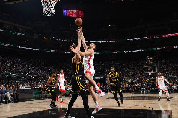 SAN FRANCISCO, CA - NOVEMBER 20: Jock Landale #2 of the Houston Rockets shoots the ball during the game against the Golden State Warriors on November 20, 2023 at Chase Center in San Francisco, California. NOTE TO USER: User expressly acknowledges and agrees that, by downloading and or using this photograph, user is consenting to the terms and conditions of Getty Images License Agreement. Mandatory Copyright Notice: Copyright 2023 NBAE (Photo by Noah Graham/NBAE via Getty Images)