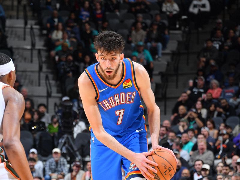 SAN ANTONIO, TX - JANUARY 24: Chet Holmgren #7 of the Oklahoma City Thunder handles the ball during the game against the San Antonio Spurs on January 24, 2024 at the Frost Bank Center in San Antonio, Texas. NOTE TO USER: User expressly acknowledges and agrees that, by downloading and or using this photograph, user is consenting to the terms and conditions of the Getty Images License Agreement. Mandatory Copyright Notice: Copyright 2024 NBAE (Photos by Michael Gonzales/NBAE via Getty Images)