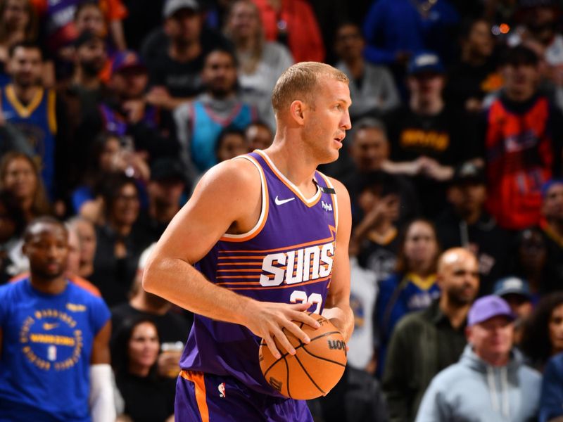 PHOENIX, AZ - NOVEMBER 30: Mason Plumlee #22 of the Phoenix Suns handles the ball during the game against the Golden State Warriors on November 30, 2024 at Footprint Center in Phoenix, Arizona. NOTE TO USER: User expressly acknowledges and agrees that, by downloading and or using this photograph, user is consenting to the terms and conditions of the Getty Images License Agreement. Mandatory Copyright Notice: Copyright 2024 NBAE (Photo by Barry Gossage/NBAE via Getty Images)