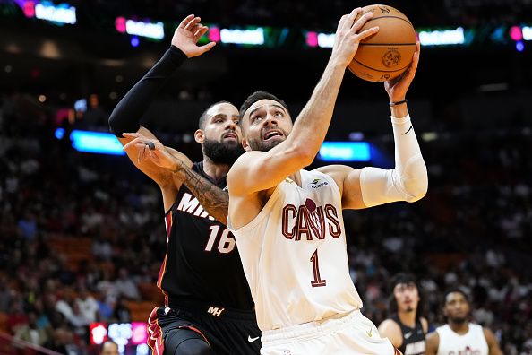 MIAMI, FLORIDA - DECEMBER 08: Max Strus #1 of the Cleveland Cavaliers drives to the basket past Caleb Martin #16 of the Miami Heat during the second quarter at Kaseya Center on December 08, 2023 in Miami, Florida. NOTE TO USER: User expressly acknowledges and agrees that, by downloading and or using this photograph, User is consenting to the terms and condtions of the Getty Images License Agreement.  (Photo by Rich Storry/Getty Images)