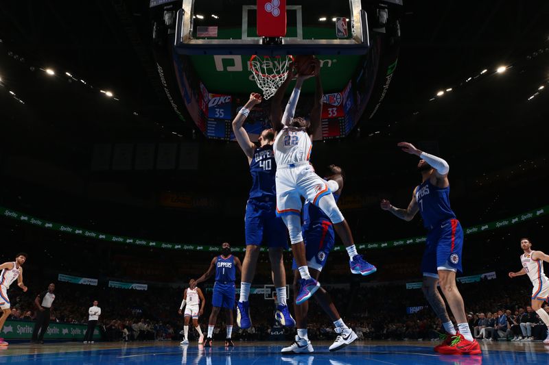 OKLAHOMA CITY, OK - FEBRUARY 22: Cason Wallace #22 of the Oklahoma City Thunder  drives to the basket during the game against the LA Clippers on February 22SF, 2024 at Paycom Arena in Oklahoma City, Oklahoma. NOTE TO USER: User expressly acknowledges and agrees that, by downloading and or using this photograph, User is consenting to the terms and conditions of the Getty Images License Agreement. Mandatory Copyright Notice: Copyright 2024 NBAE (Photo by Zach Beeker/NBAE via Getty Images)