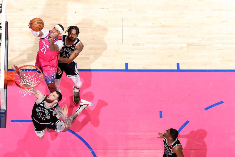 WASHINGTON, DC -? MARCH 24: Daniel Gafford #21 of the Washington Wizards drives to the basket against the San Antonio Spurs  on March 24, 2023 at Capital One Arena in Washington, DC. NOTE TO USER: User expressly acknowledges and agrees that, by downloading and or using this Photograph, user is consenting to the terms and conditions of the Getty Images License Agreement. Mandatory Copyright Notice: Copyright 2023 NBAE (Photo by Stephen Gosling/NBAE via Getty Images)